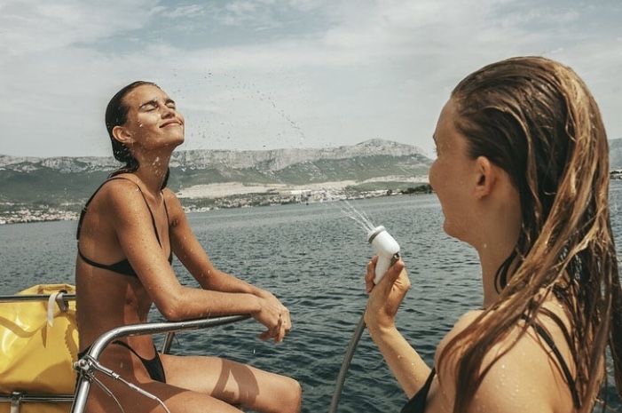 Cómo proteger el cabello del sol, el cloro y el mar